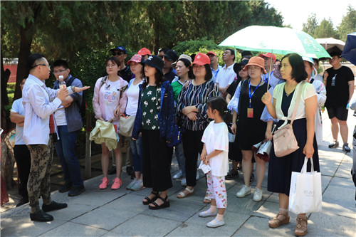 外地游客在正定縣文物游覽點有序參觀。-河寧 攝.jpg