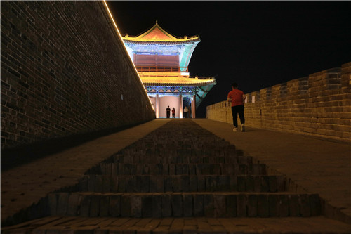 為了保護文物，消減火災(zāi)隱患，正定縣的旅游點，參觀者必須接受禁帶火種檢查。-河寧 攝.jpg